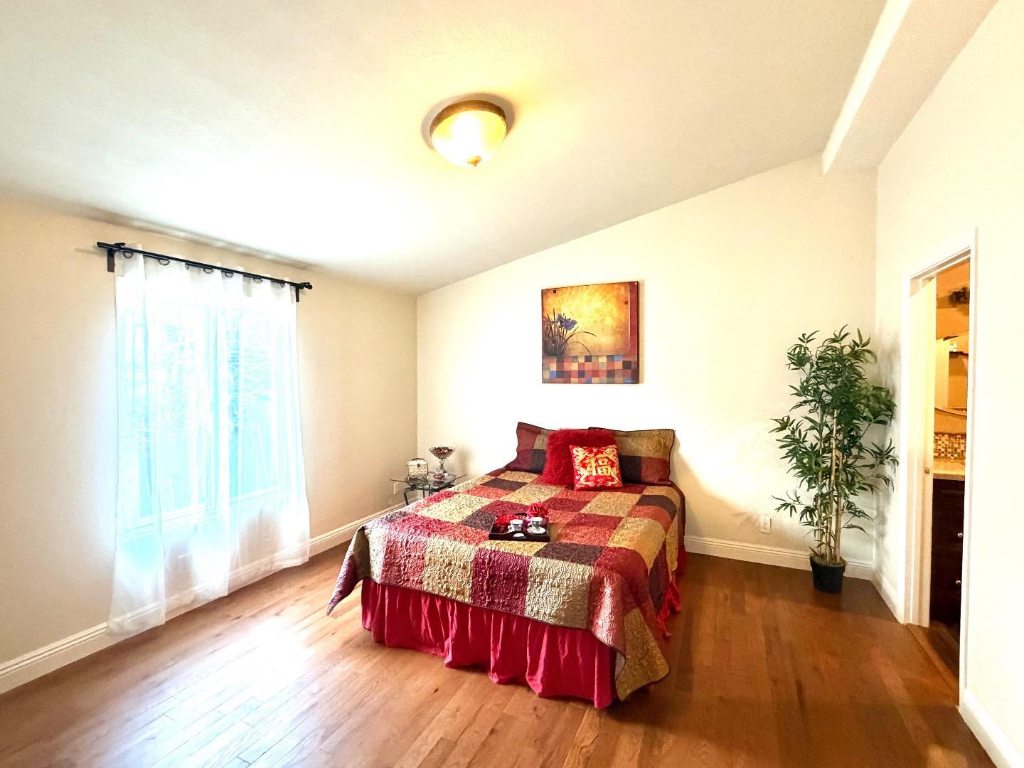 Detail Gallery Image 11 of 18 For 140 S Rengstorff Ave, Mountain View,  CA 94040 - 3 Beds | 2 Baths