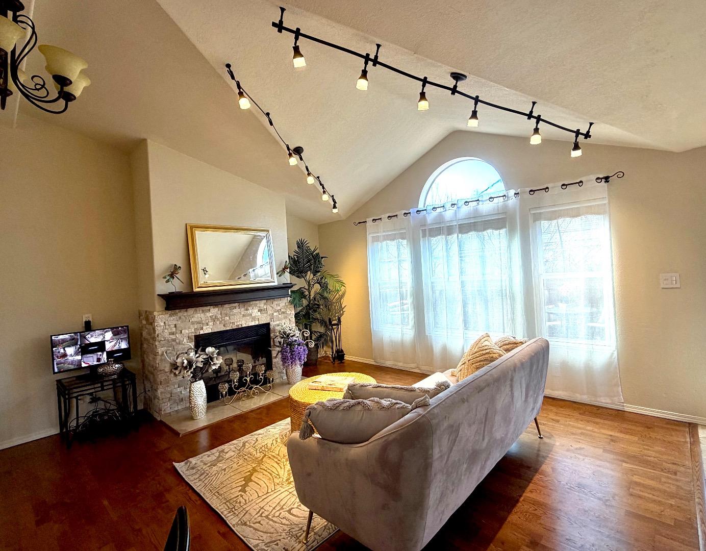 Detail Gallery Image 4 of 18 For 140 S Rengstorff Ave, Mountain View,  CA 94040 - 3 Beds | 2 Baths