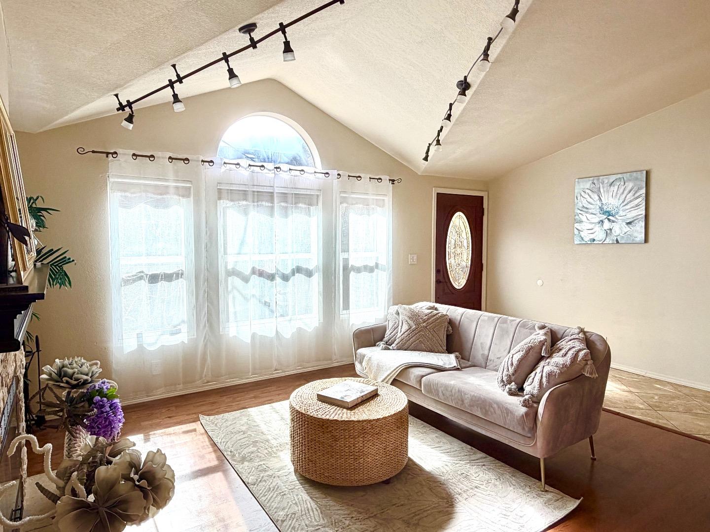 Detail Gallery Image 5 of 18 For 140 S Rengstorff Ave, Mountain View,  CA 94040 - 3 Beds | 2 Baths