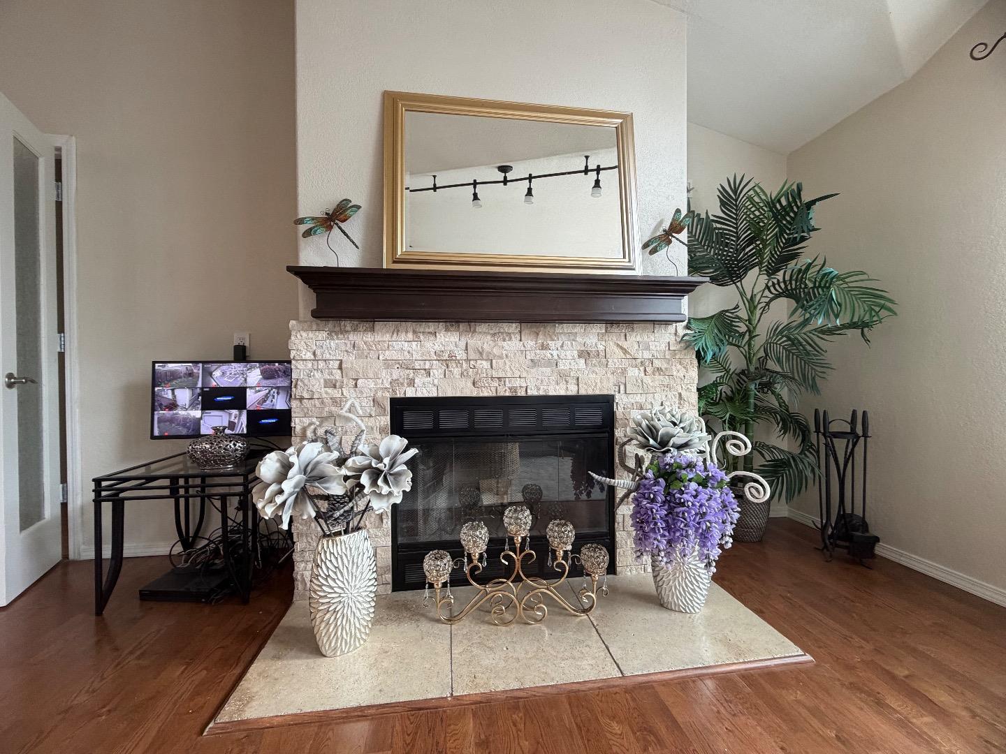 Detail Gallery Image 6 of 18 For 140 S Rengstorff Ave, Mountain View,  CA 94040 - 3 Beds | 2 Baths