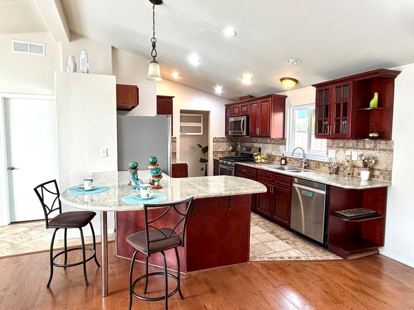 Detail Gallery Image 7 of 18 For 140 S Rengstorff Ave, Mountain View,  CA 94040 - 3 Beds | 2 Baths