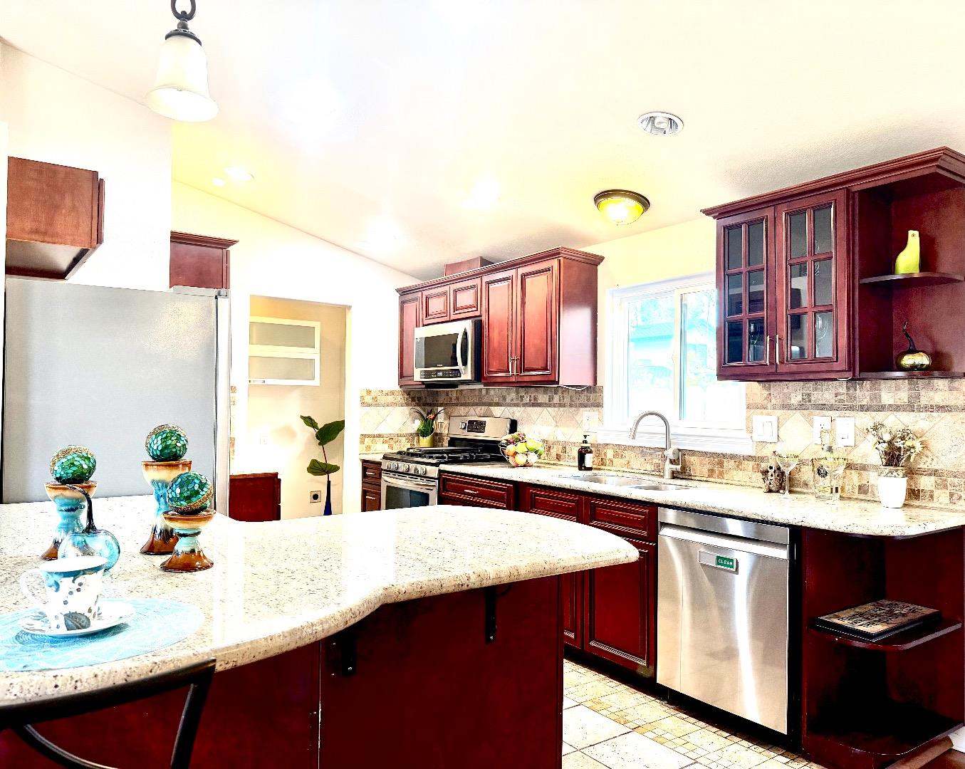 Detail Gallery Image 8 of 18 For 140 S Rengstorff Ave, Mountain View,  CA 94040 - 3 Beds | 2 Baths