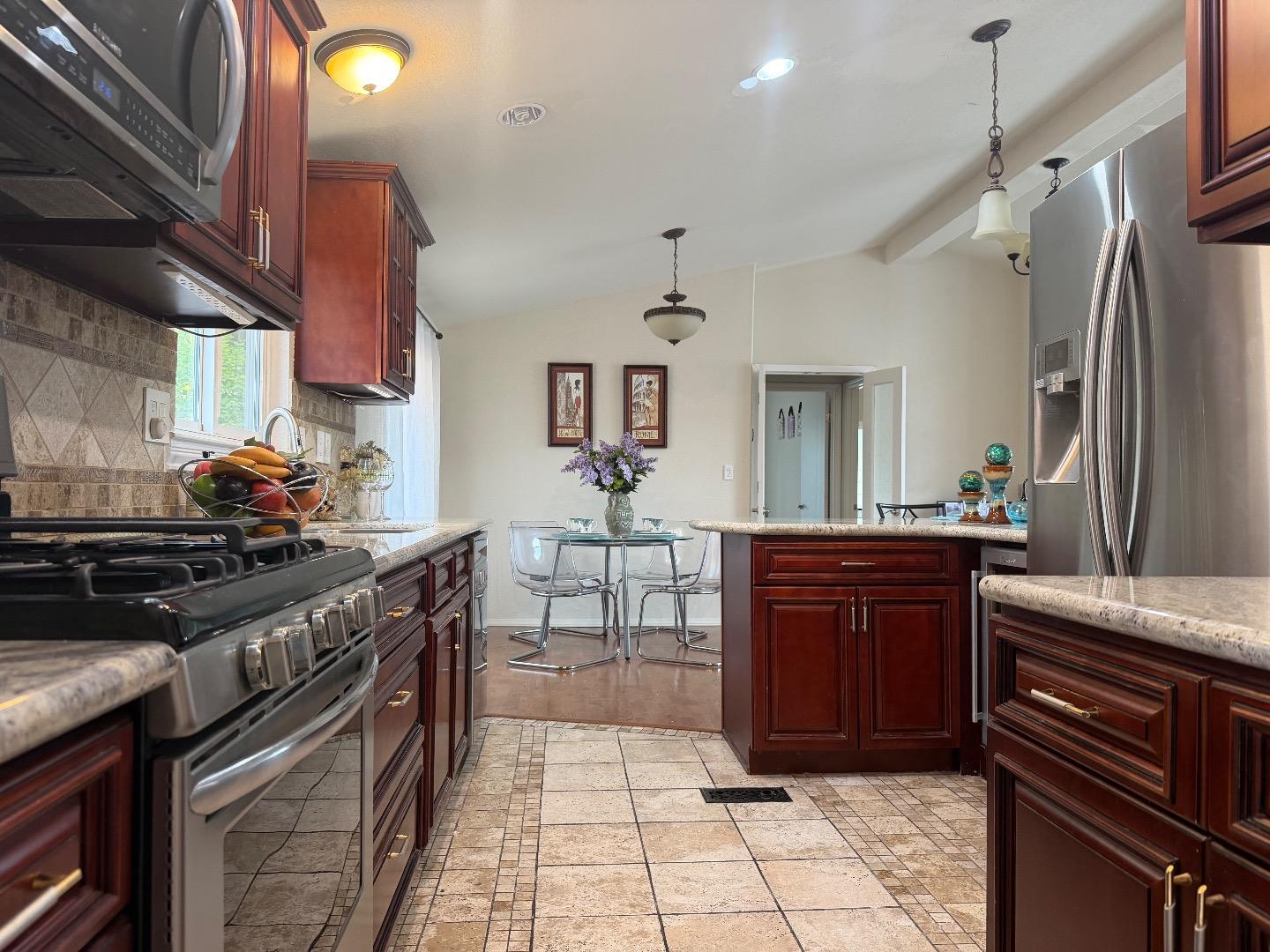 Detail Gallery Image 9 of 18 For 140 S Rengstorff Ave, Mountain View,  CA 94040 - 3 Beds | 2 Baths