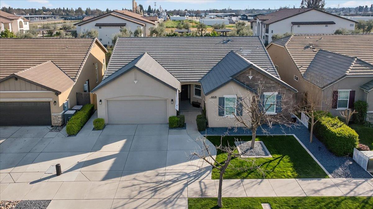 Detail Gallery Image 2 of 74 For 6625 W Vine Ct, Visalia,  CA 93291 - 3 Beds | 2 Baths