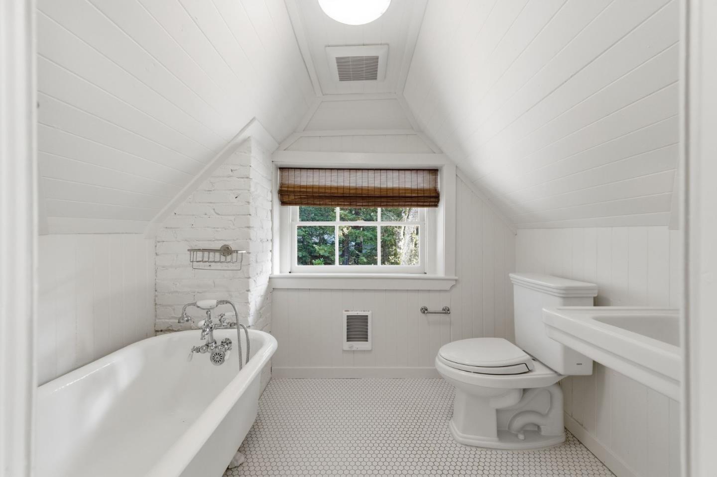 Detail Gallery Image 39 of 47 For 222 Albion Ave, Woodside,  CA 94062 - 5 Beds | 5/1 Baths