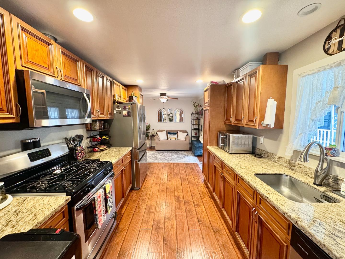 Detail Gallery Image 4 of 12 For 2151 Oakland Rd #22,  San Jose,  CA 95131 - 3 Beds | 2 Baths