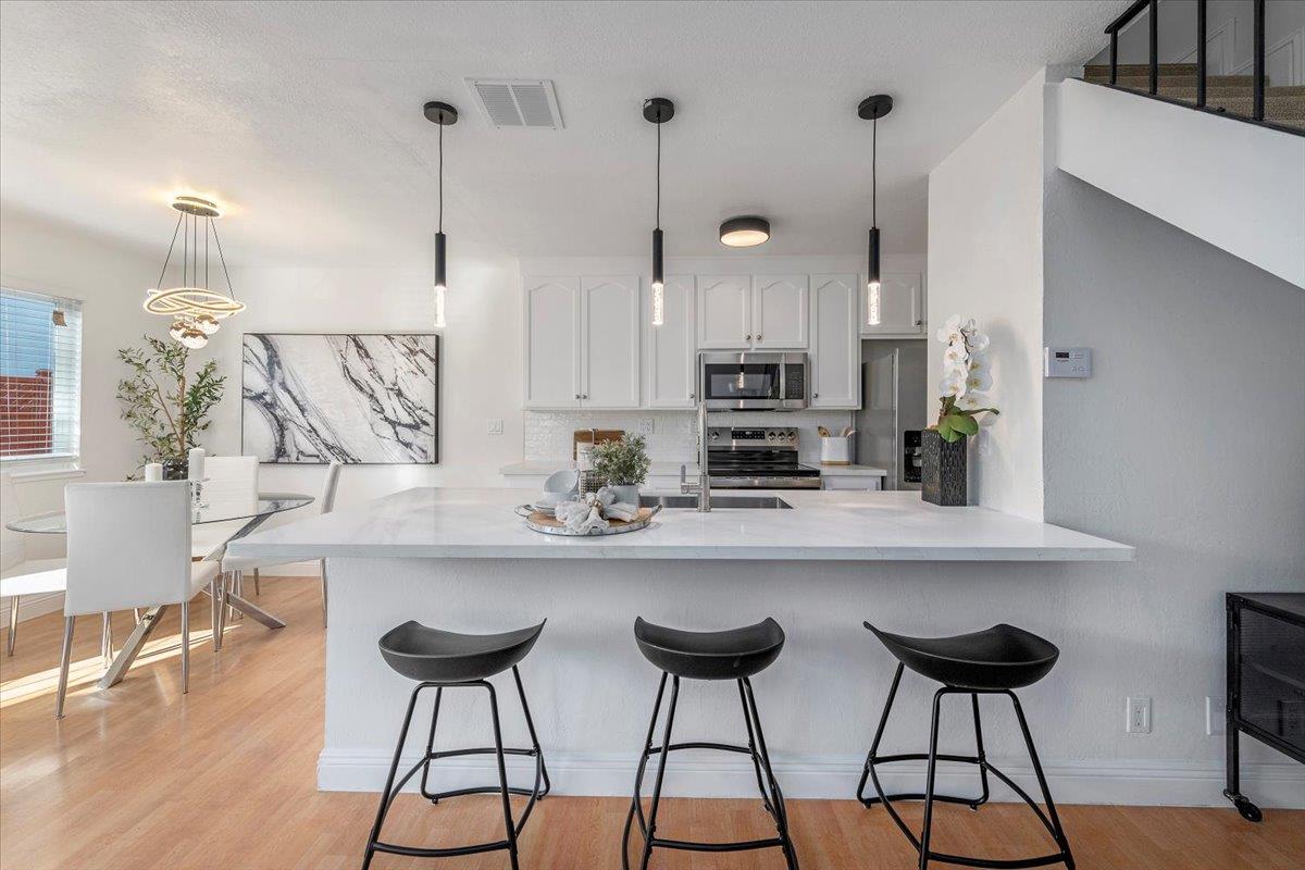 Front Image Thumbnail for ML82035975