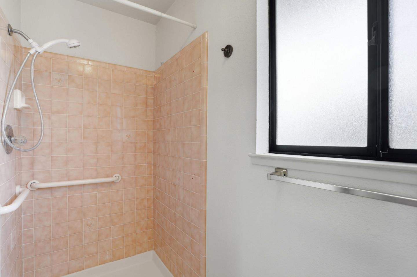 Detail Gallery Image 29 of 42 For 1340 Terrace Dr, Hollister,  CA 95023 - 3 Beds | 2/1 Baths