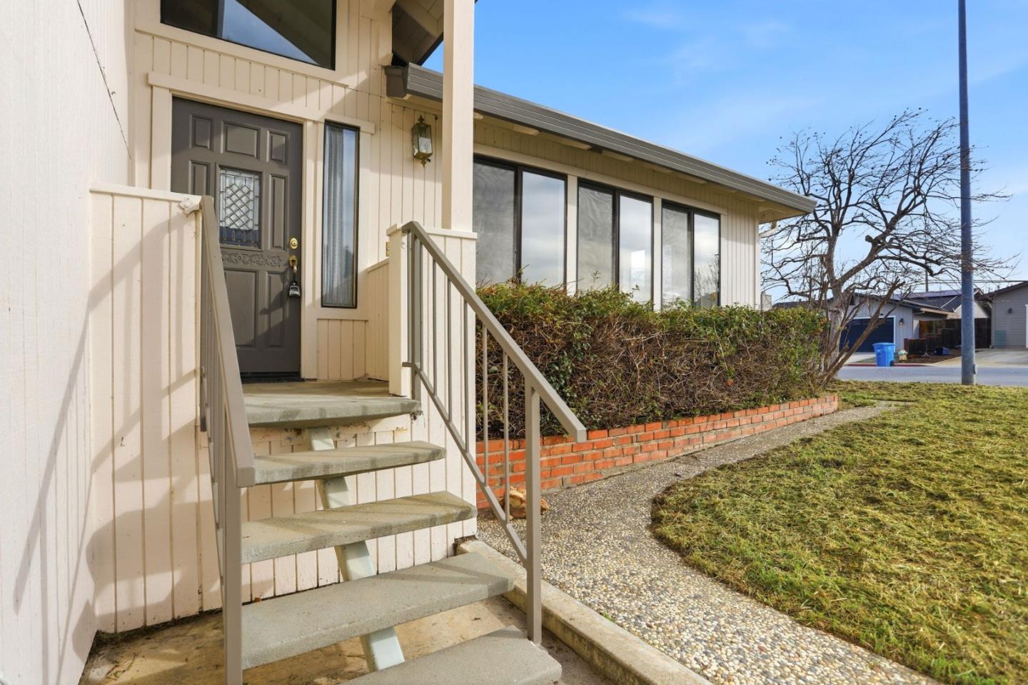 Detail Gallery Image 3 of 42 For 1340 Terrace Dr, Hollister,  CA 95023 - 3 Beds | 2/1 Baths