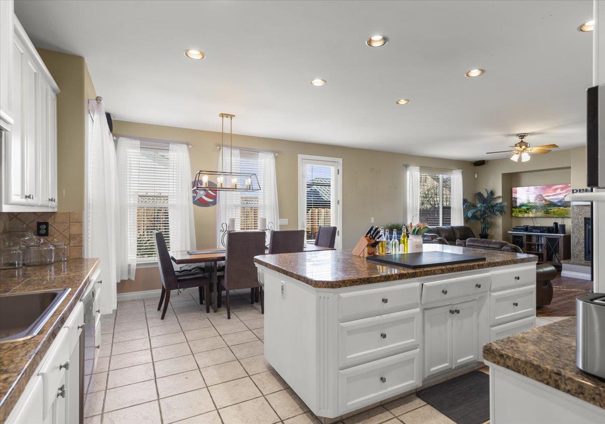 Detail Gallery Image 11 of 54 For 1901 Calistoga Dr, Hollister,  CA 95023 - 5 Beds | 3/1 Baths