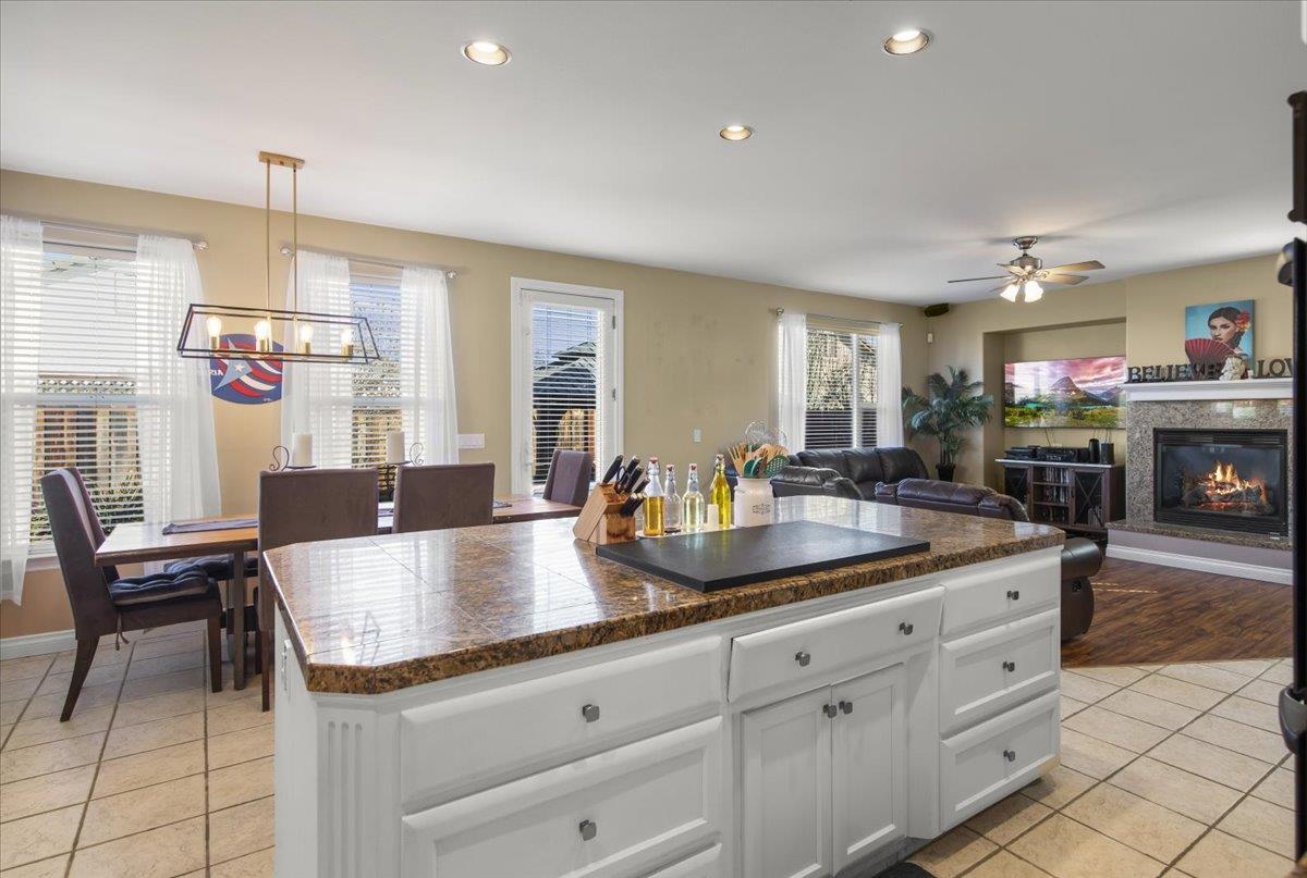 Detail Gallery Image 12 of 54 For 1901 Calistoga Dr, Hollister,  CA 95023 - 5 Beds | 3/1 Baths