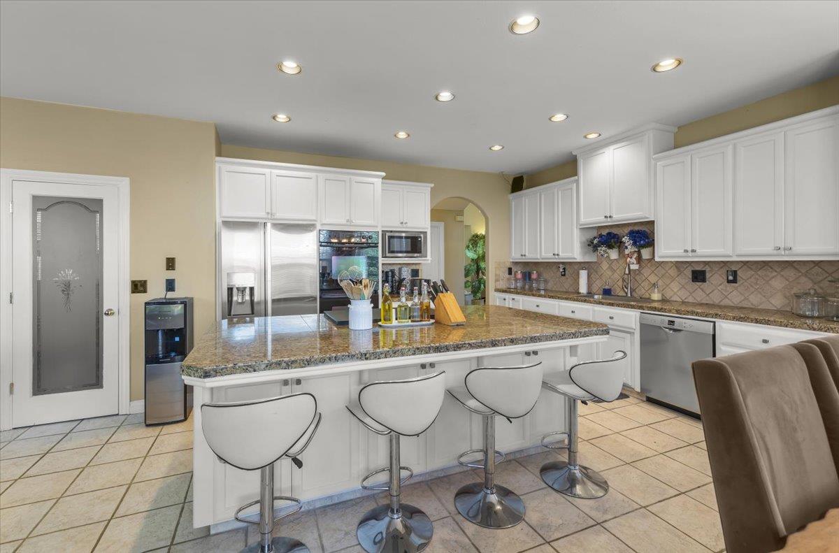 Detail Gallery Image 16 of 54 For 1901 Calistoga Dr, Hollister,  CA 95023 - 5 Beds | 3/1 Baths