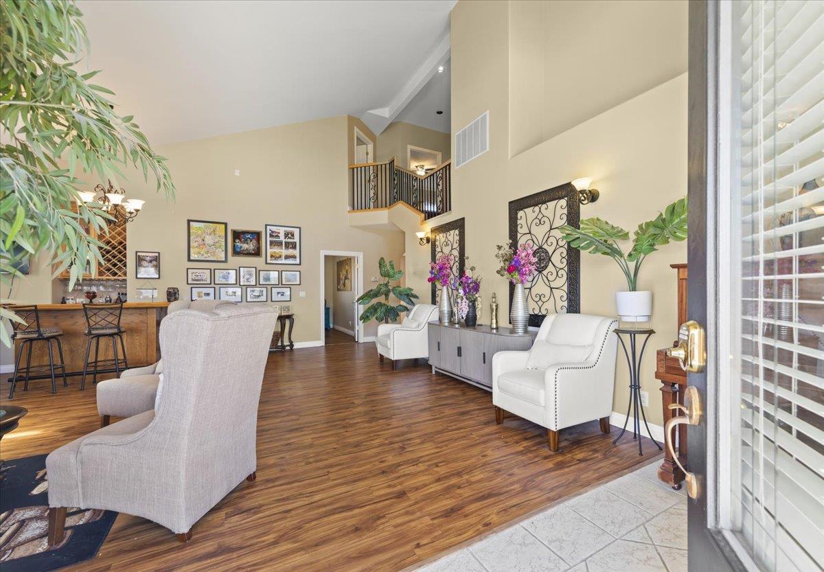 Detail Gallery Image 4 of 54 For 1901 Calistoga Dr, Hollister,  CA 95023 - 5 Beds | 3/1 Baths