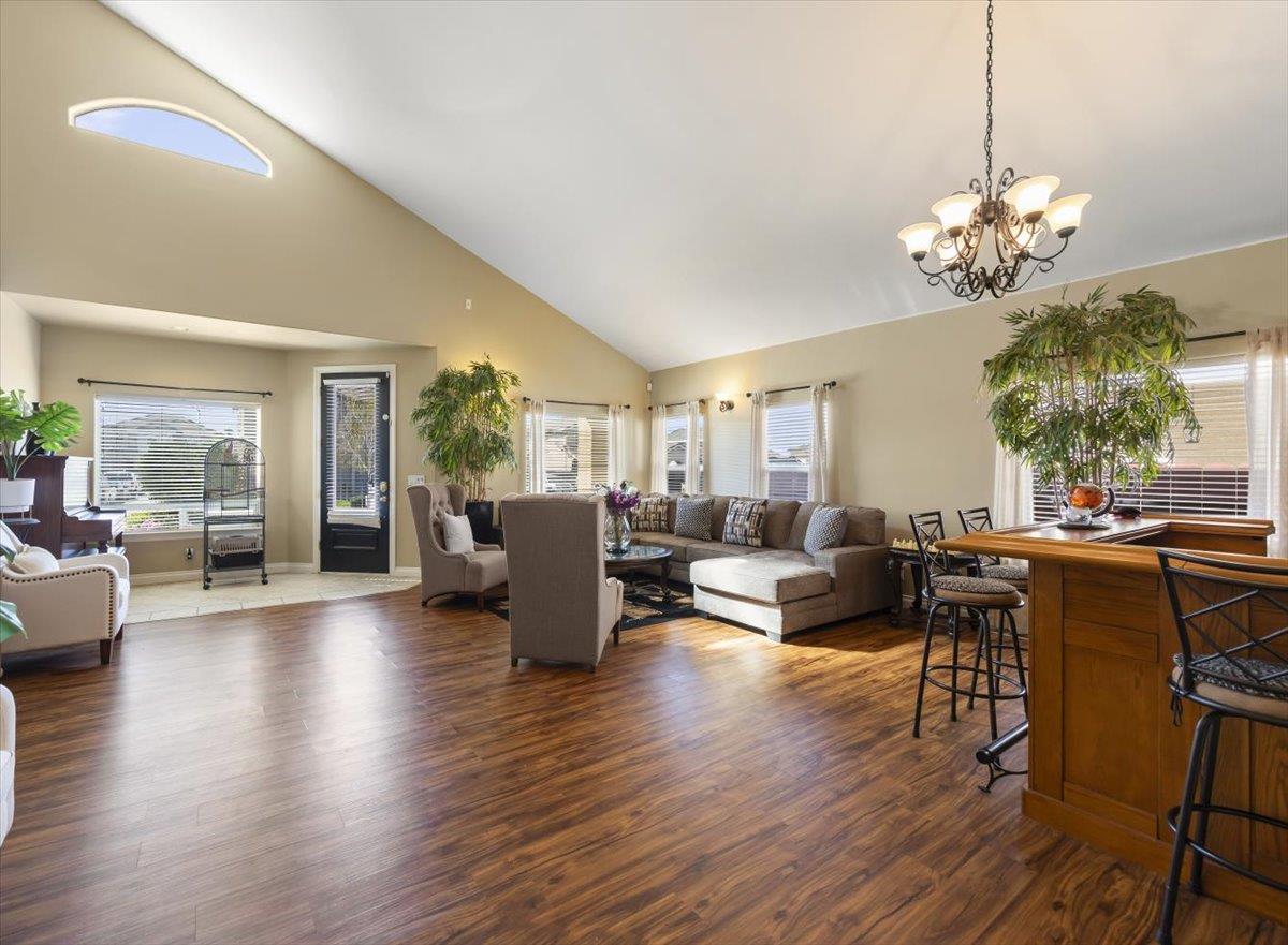 Detail Gallery Image 8 of 54 For 1901 Calistoga Dr, Hollister,  CA 95023 - 5 Beds | 3/1 Baths