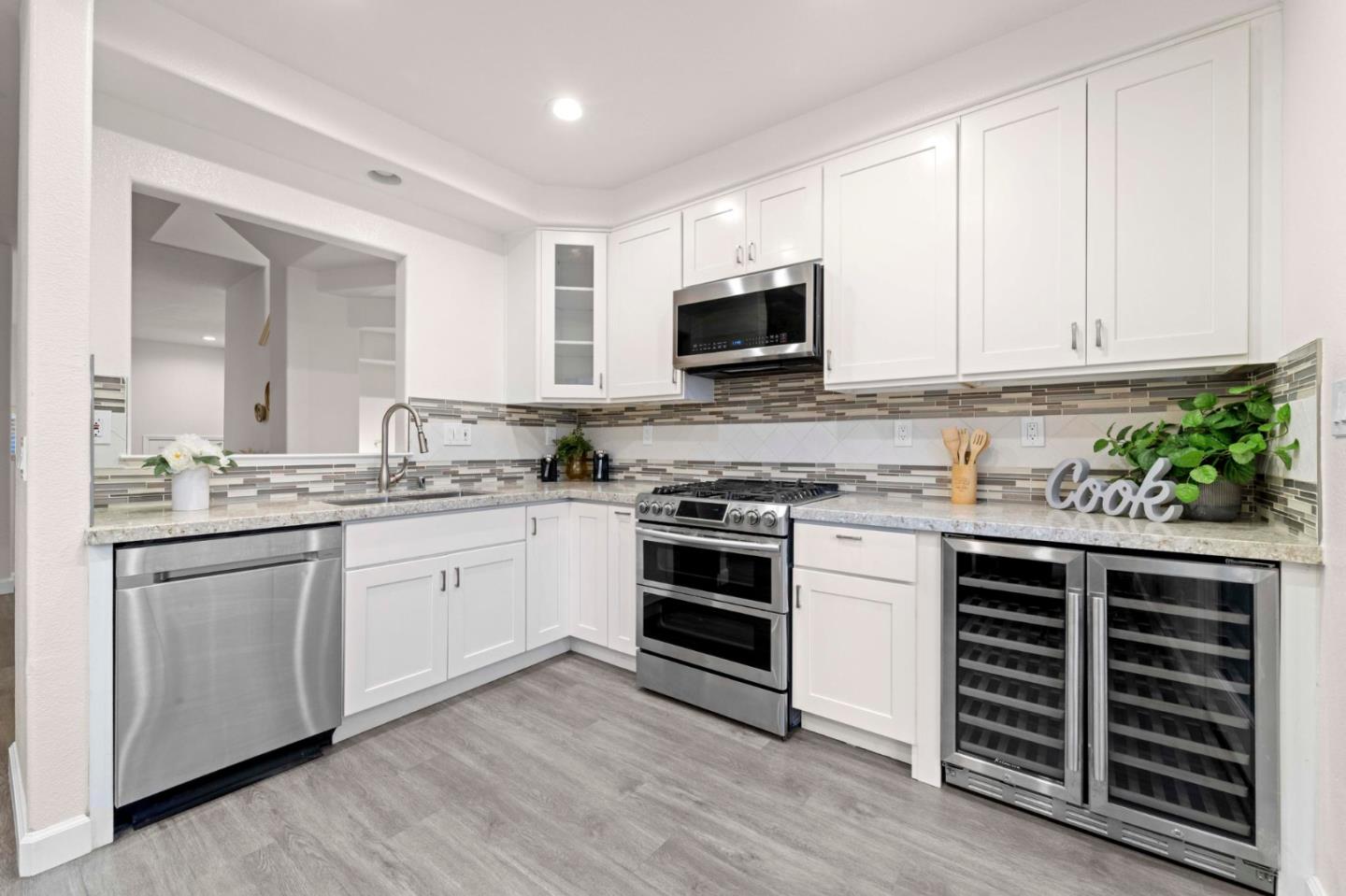 Detail Gallery Image 14 of 39 For 126 Pacchetti Way, Mountain View,  CA 94040 - 3 Beds | 3 Baths