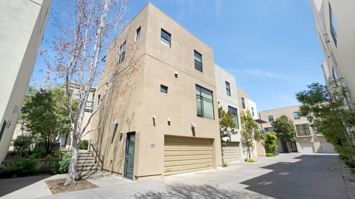 Detail Gallery Image 2 of 38 For 153 City Limits Cir, Emeryville,  CA 94608 - 2 Beds | 2/1 Baths