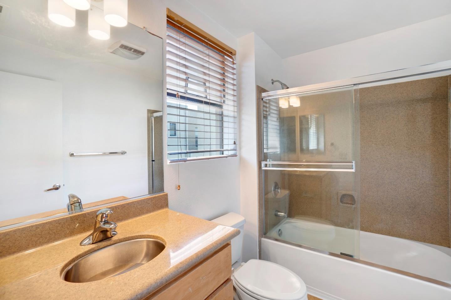 Detail Gallery Image 33 of 38 For 153 City Limits Cir, Emeryville,  CA 94608 - 2 Beds | 2/1 Baths