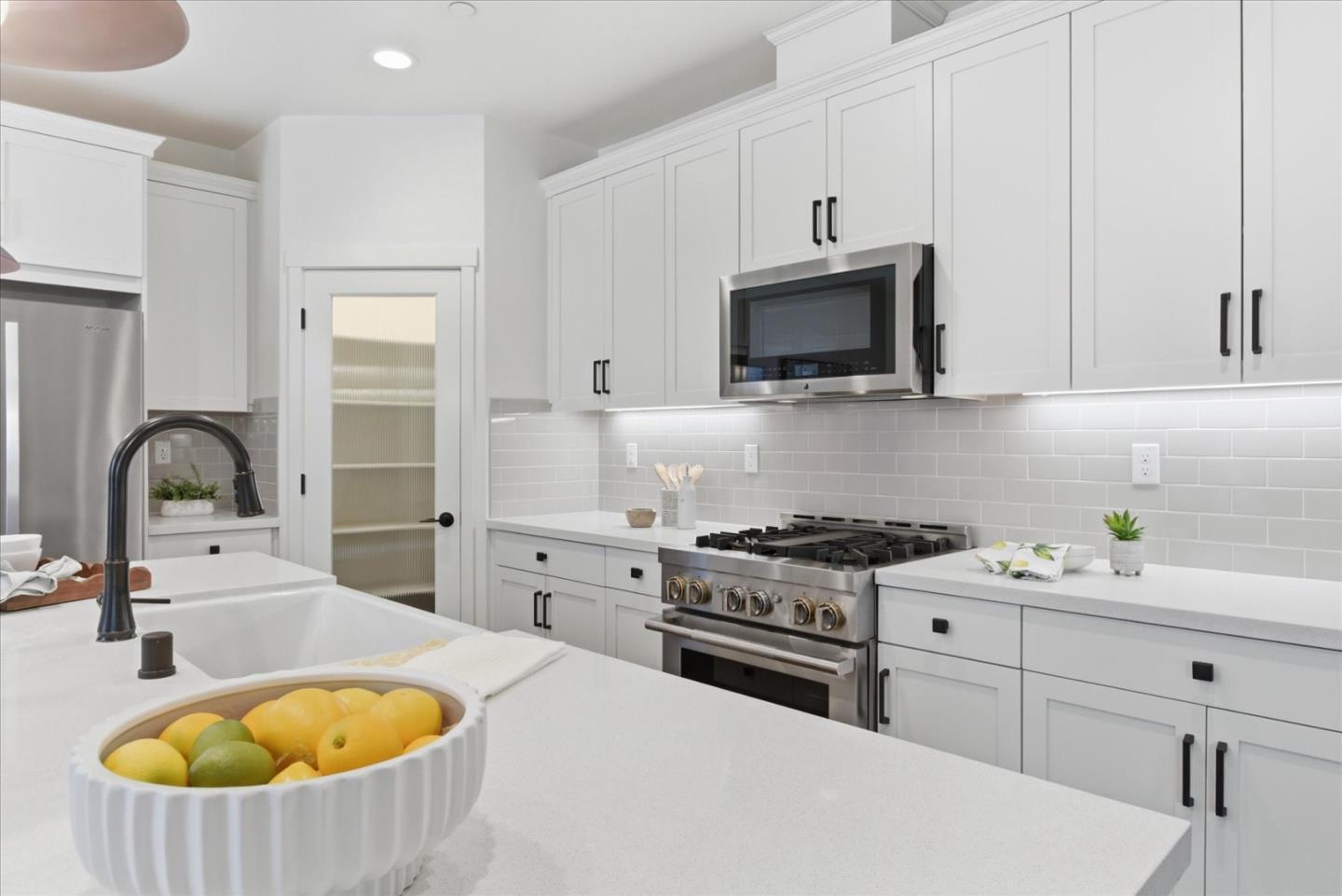 Detail Gallery Image 12 of 53 For 211 Arabian Ln, Hollister,  CA 95023 - 5 Beds | 3 Baths