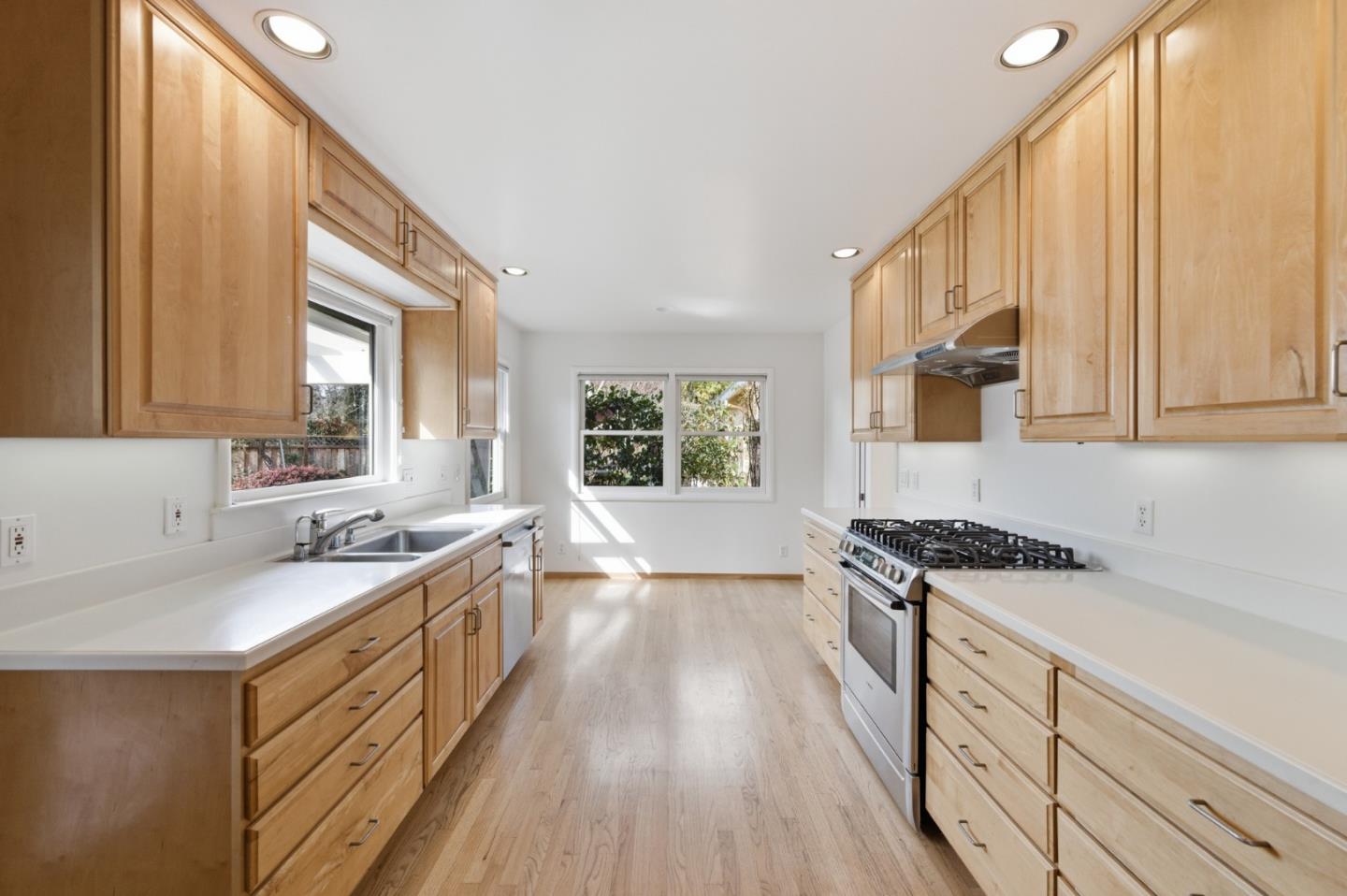 Detail Gallery Image 10 of 47 For 8 Patricia Pl, Menlo Park,  CA 94025 - 4 Beds | 2/1 Baths