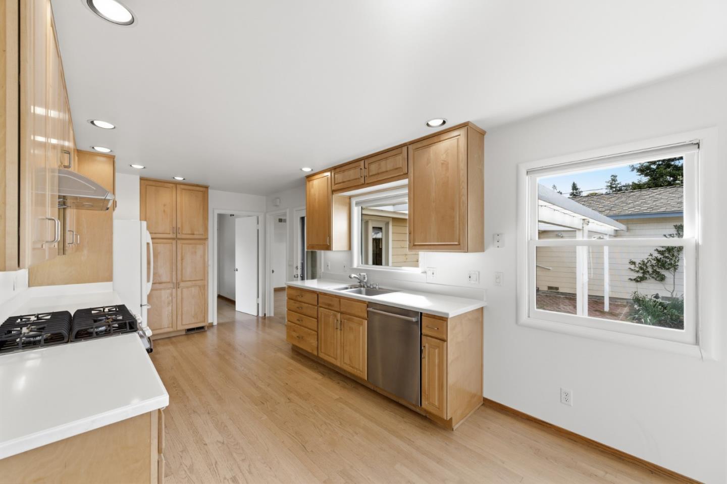 Detail Gallery Image 11 of 47 For 8 Patricia Pl, Menlo Park,  CA 94025 - 4 Beds | 2/1 Baths