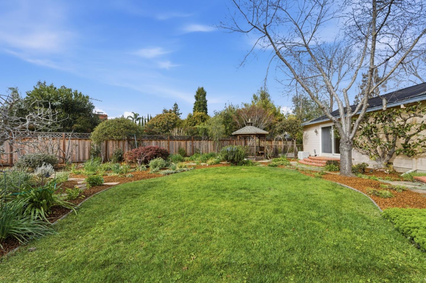 Detail Gallery Image 30 of 47 For 8 Patricia Pl, Menlo Park,  CA 94025 - 4 Beds | 2/1 Baths