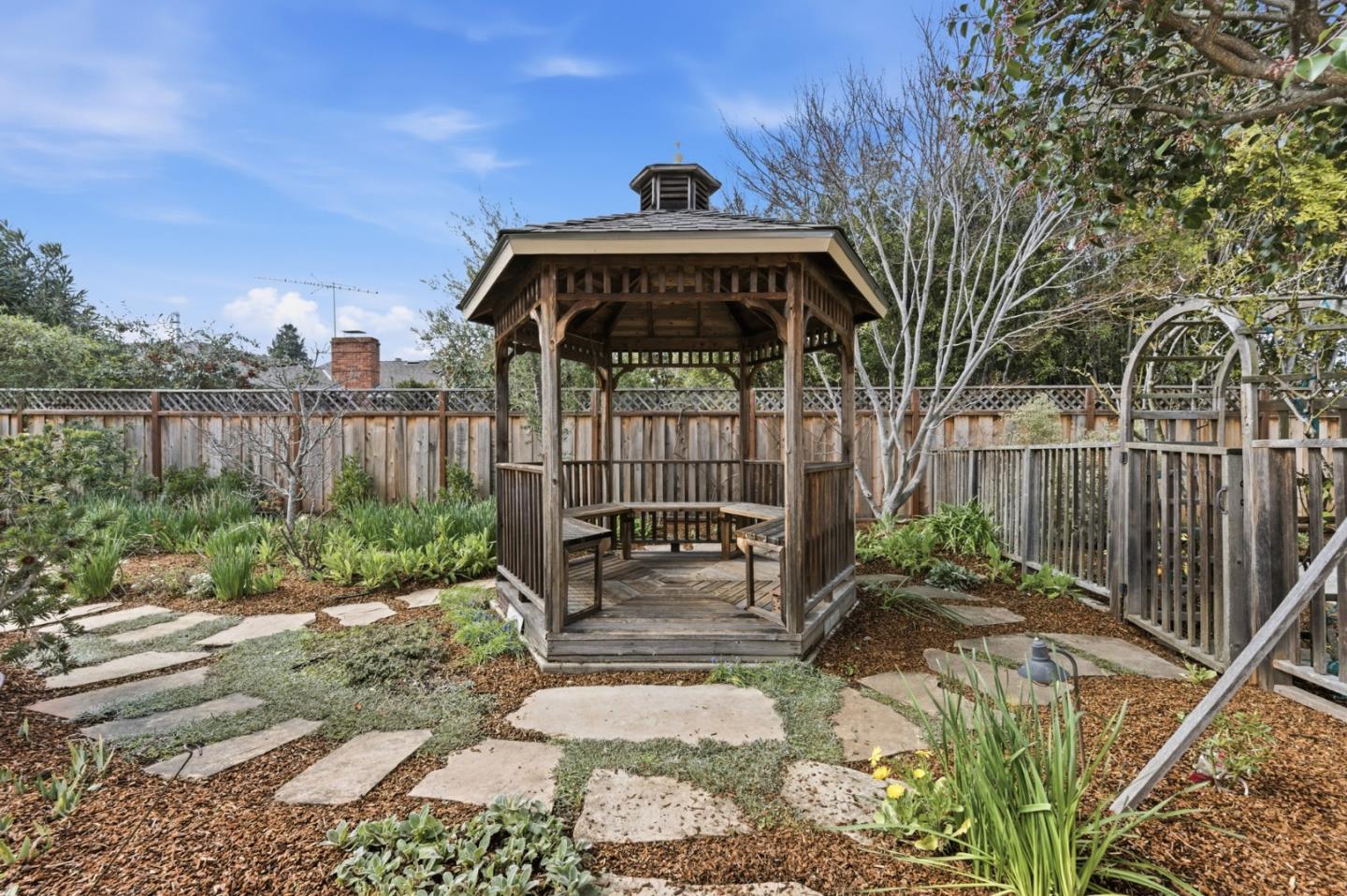 Detail Gallery Image 31 of 47 For 8 Patricia Pl, Menlo Park,  CA 94025 - 4 Beds | 2/1 Baths