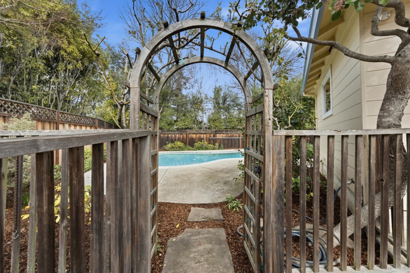 Detail Gallery Image 33 of 47 For 8 Patricia Pl, Menlo Park,  CA 94025 - 4 Beds | 2/1 Baths