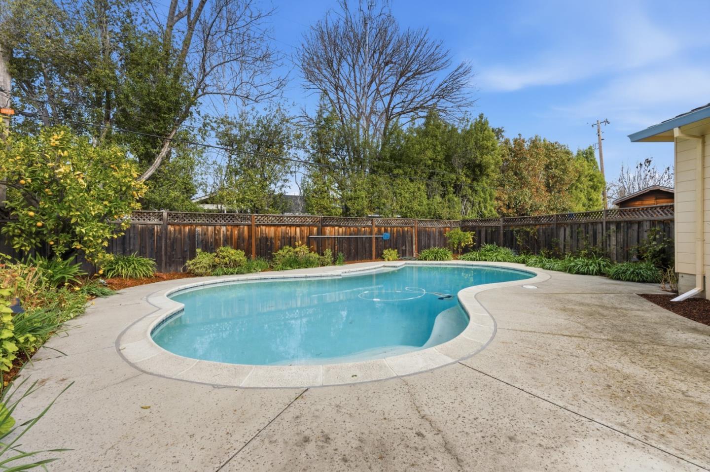 Detail Gallery Image 34 of 47 For 8 Patricia Pl, Menlo Park,  CA 94025 - 4 Beds | 2/1 Baths