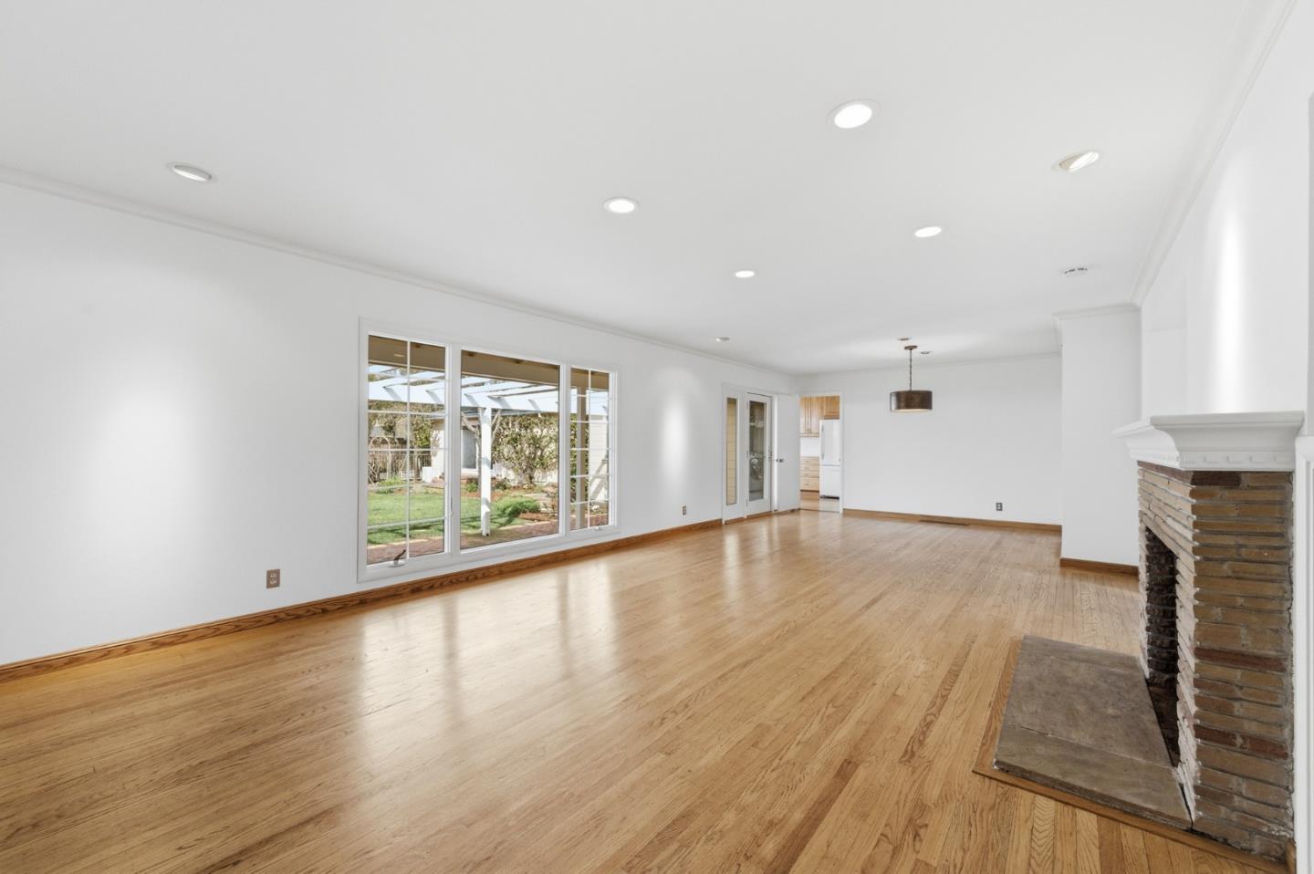 Detail Gallery Image 4 of 47 For 8 Patricia Pl, Menlo Park,  CA 94025 - 4 Beds | 2/1 Baths