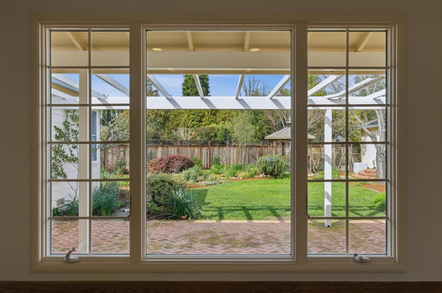 Detail Gallery Image 5 of 47 For 8 Patricia Pl, Menlo Park,  CA 94025 - 4 Beds | 2/1 Baths