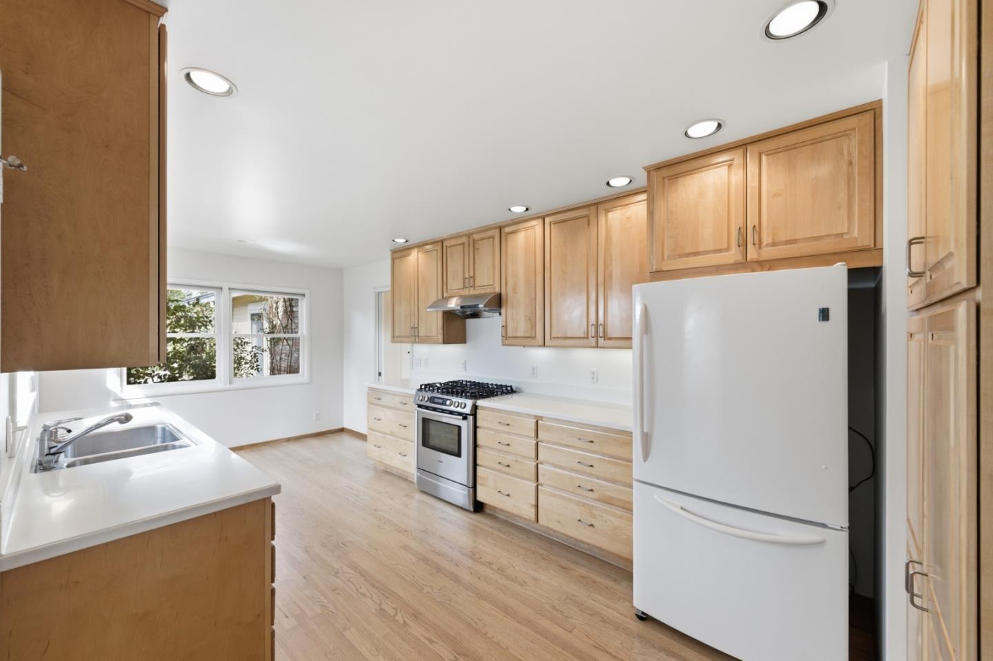 Detail Gallery Image 9 of 47 For 8 Patricia Pl, Menlo Park,  CA 94025 - 4 Beds | 2/1 Baths