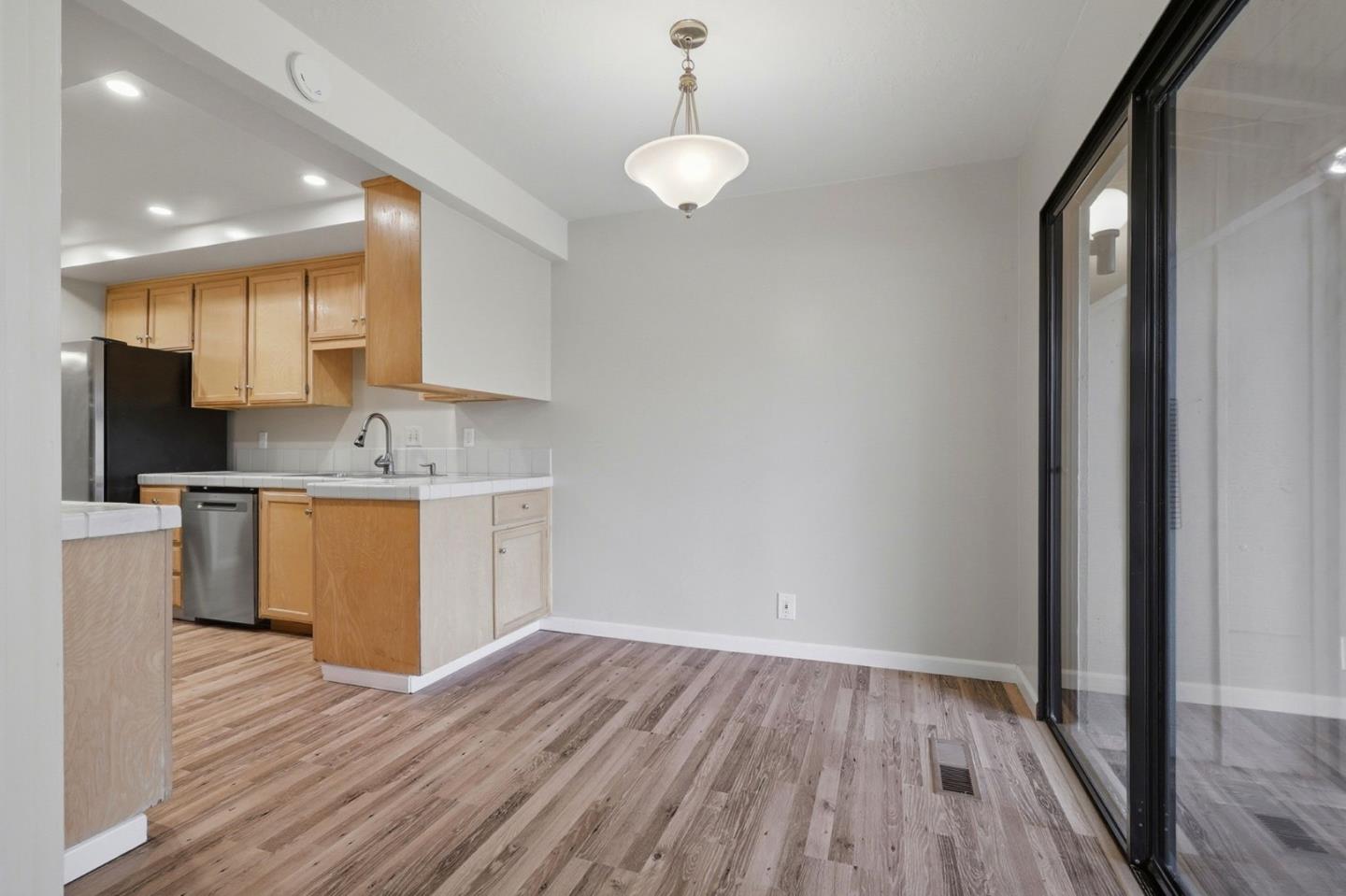 Detail Gallery Image 9 of 32 For 470 Sand Hill Cir, Menlo Park,  CA 94025 - 3 Beds | 2/1 Baths