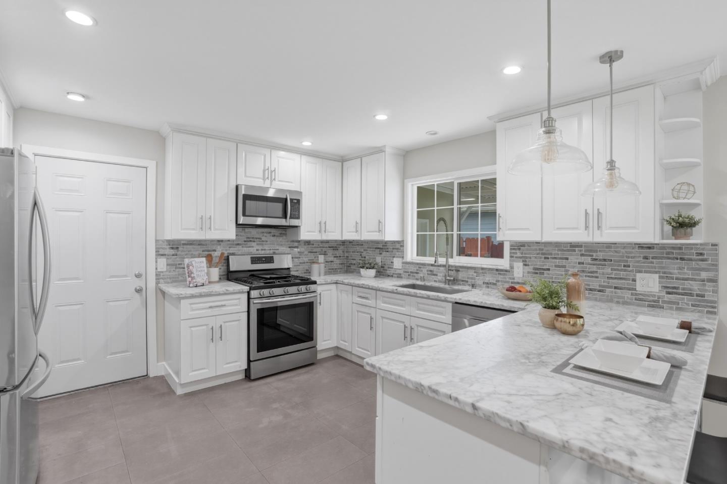 Detail Gallery Image 10 of 54 For 2115 Clarke Ave, East Palo Alto,  CA 94303 - 3 Beds | 1/1 Baths