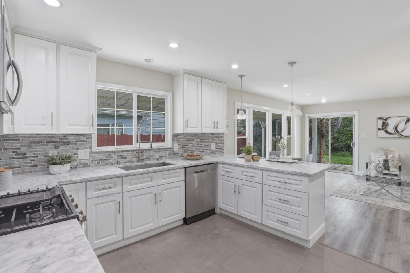 Detail Gallery Image 11 of 54 For 2115 Clarke Ave, East Palo Alto,  CA 94303 - 3 Beds | 1/1 Baths