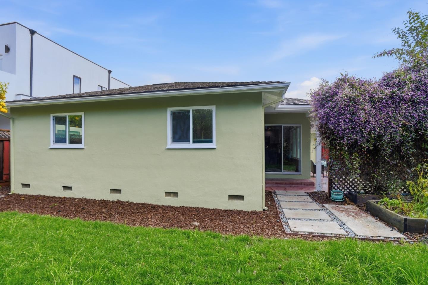 Detail Gallery Image 32 of 54 For 2115 Clarke Ave, East Palo Alto,  CA 94303 - 3 Beds | 1/1 Baths