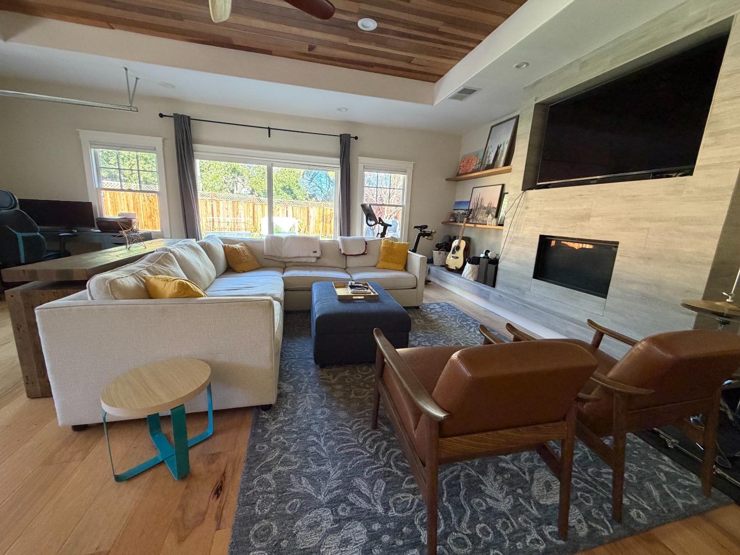 Detail Gallery Image 8 of 14 For 2258 Howard Ave, San Carlos,  CA 94070 - 3 Beds | 2/1 Baths