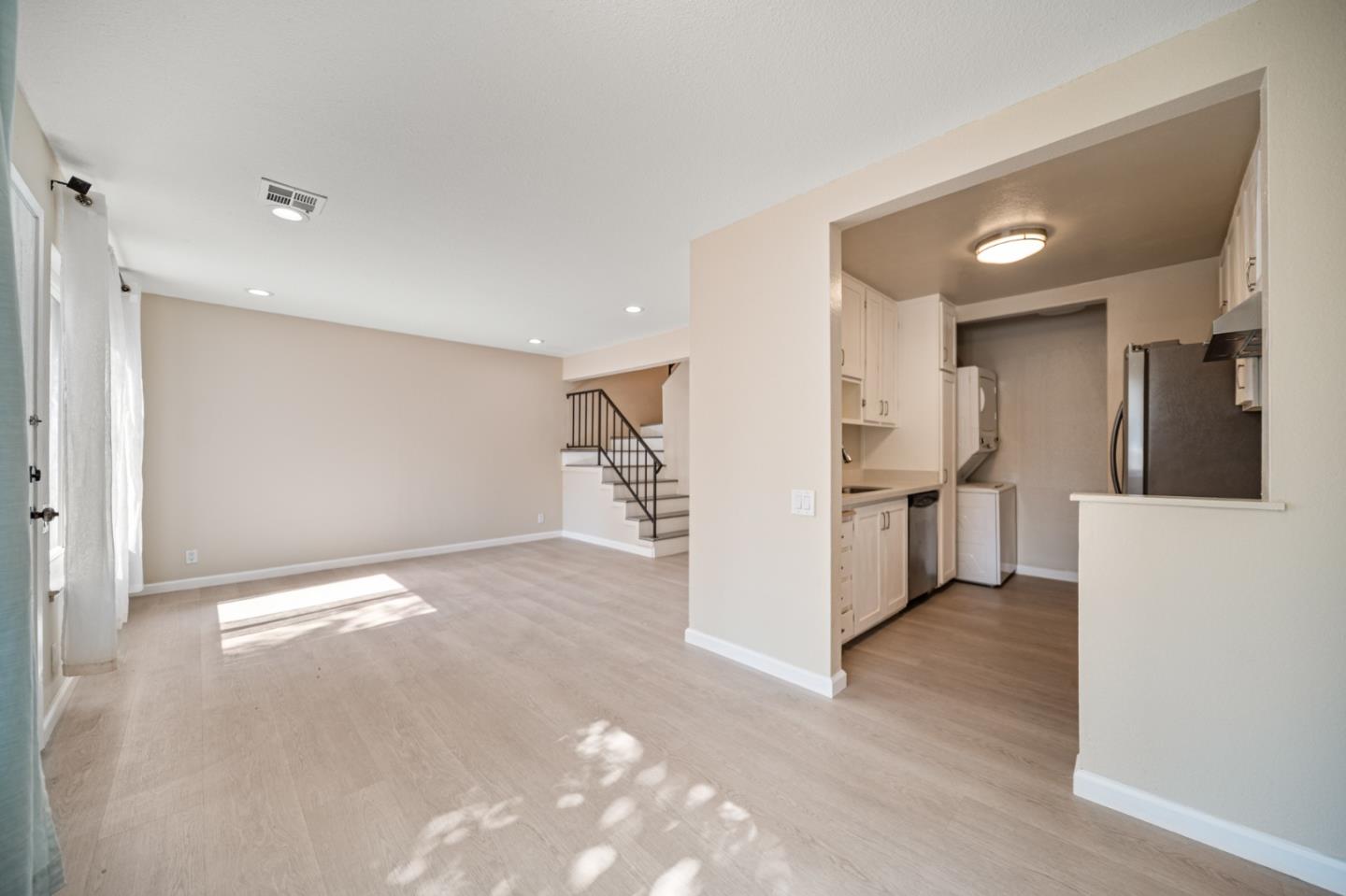 Detail Gallery Image 4 of 22 For 2697 Lone Bluff Way, San Jose,  CA 95111 - 2 Beds | 1/1 Baths