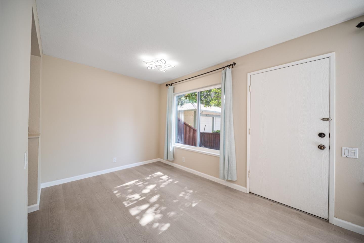 Detail Gallery Image 8 of 22 For 2697 Lone Bluff Way, San Jose,  CA 95111 - 2 Beds | 1/1 Baths