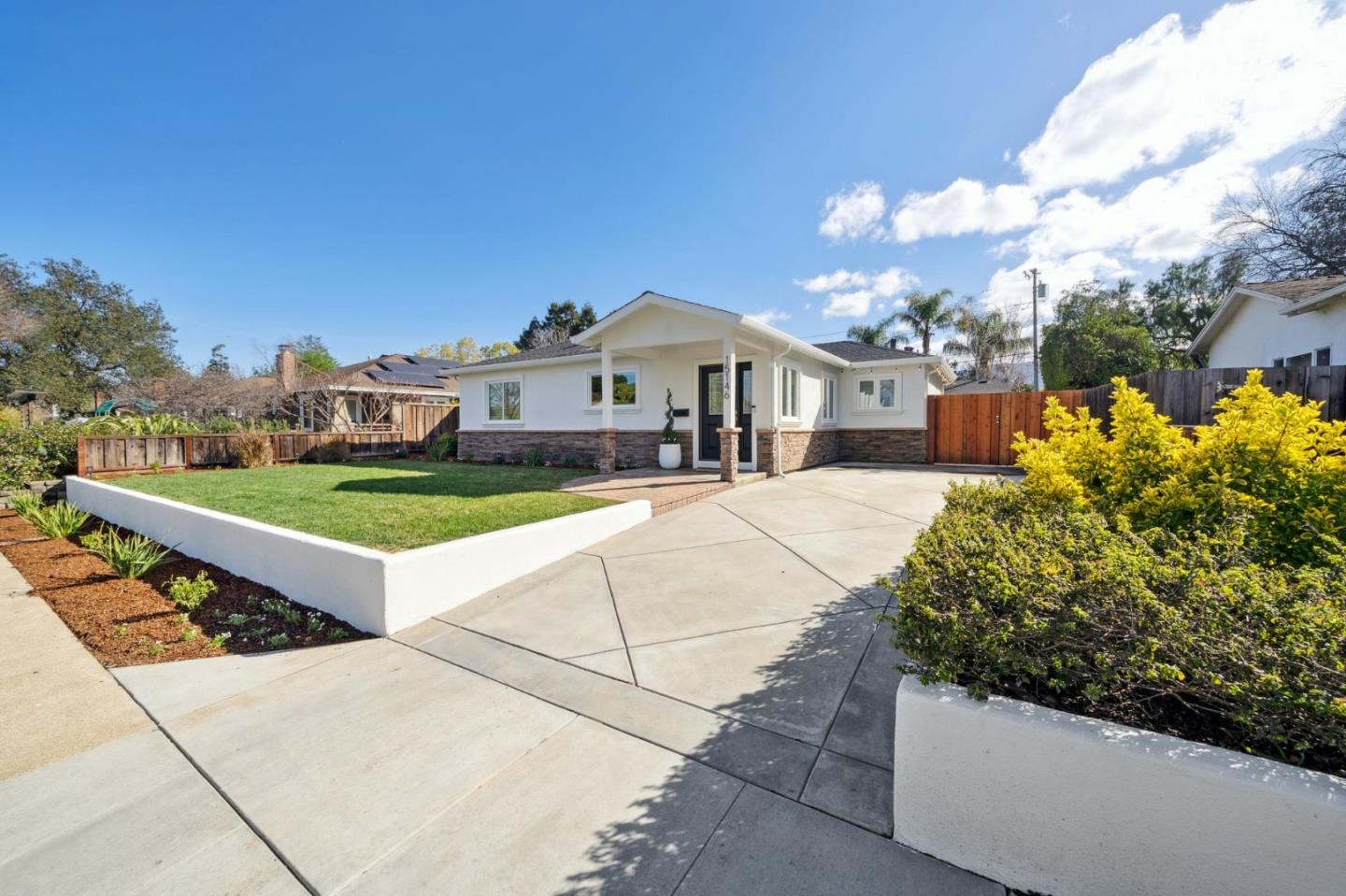 Detail Gallery Image 4 of 77 For 15146 Stratford Dr, San Jose,  CA 95124 - 3 Beds | 3 Baths