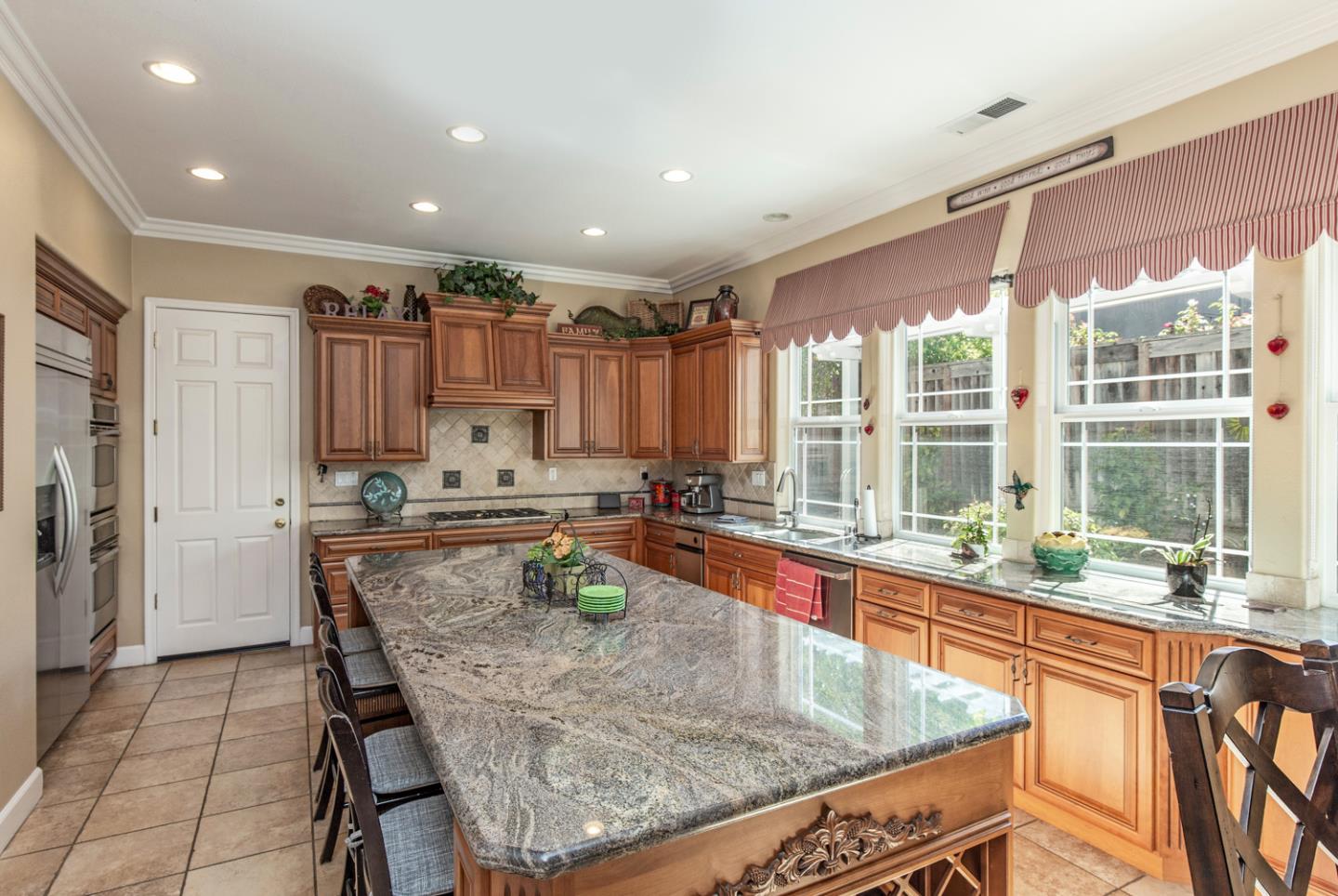 Detail Gallery Image 5 of 8 For 7341 Old Toms Ct, Gilroy,  CA 95020 - 4 Beds | 2/1 Baths