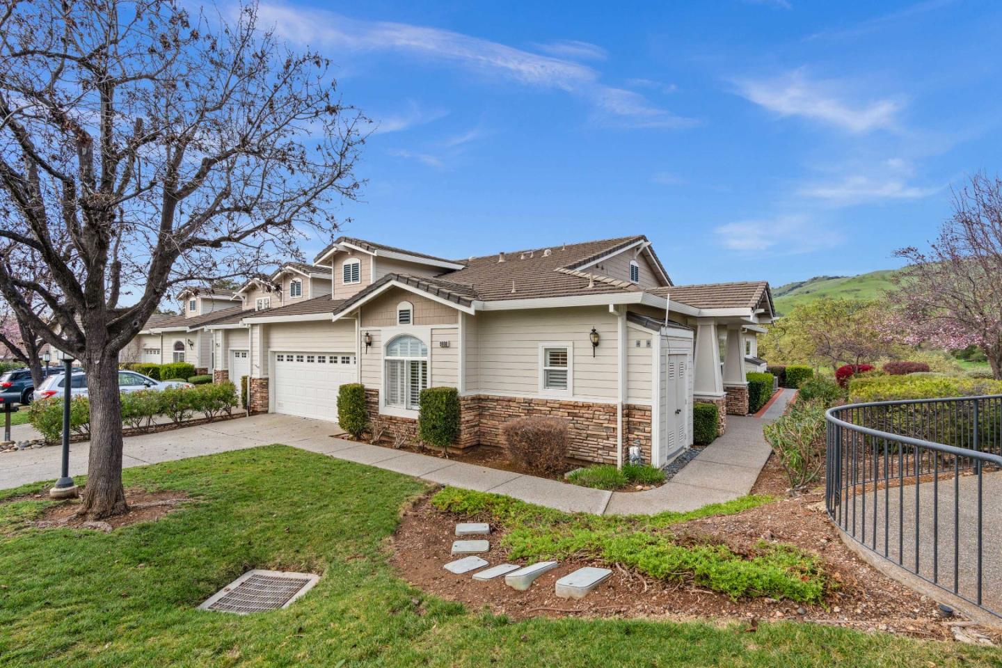 Detail Gallery Image 2 of 40 For 9008 Village View Dr, San Jose,  CA 95135 - 2 Beds | 2/1 Baths