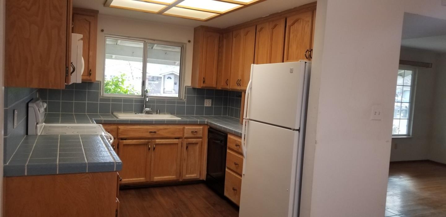 Detail Gallery Image 3 of 13 For 6057 Pineland Ave, San Jose,  CA 95123 - 3 Beds | 2 Baths