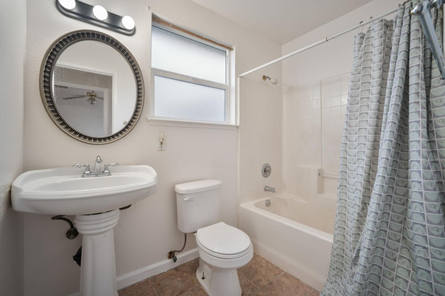Detail Gallery Image 13 of 25 For 10510 East Ct, Oakland,  CA 94603 - 4 Beds | 1/1 Baths