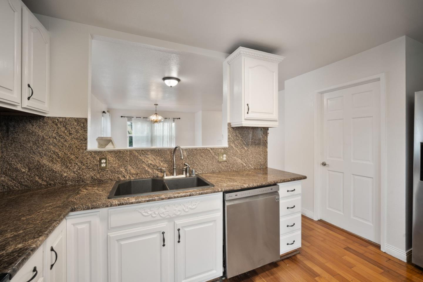 Detail Gallery Image 8 of 25 For 10510 East Ct, Oakland,  CA 94603 - 4 Beds | 1/1 Baths