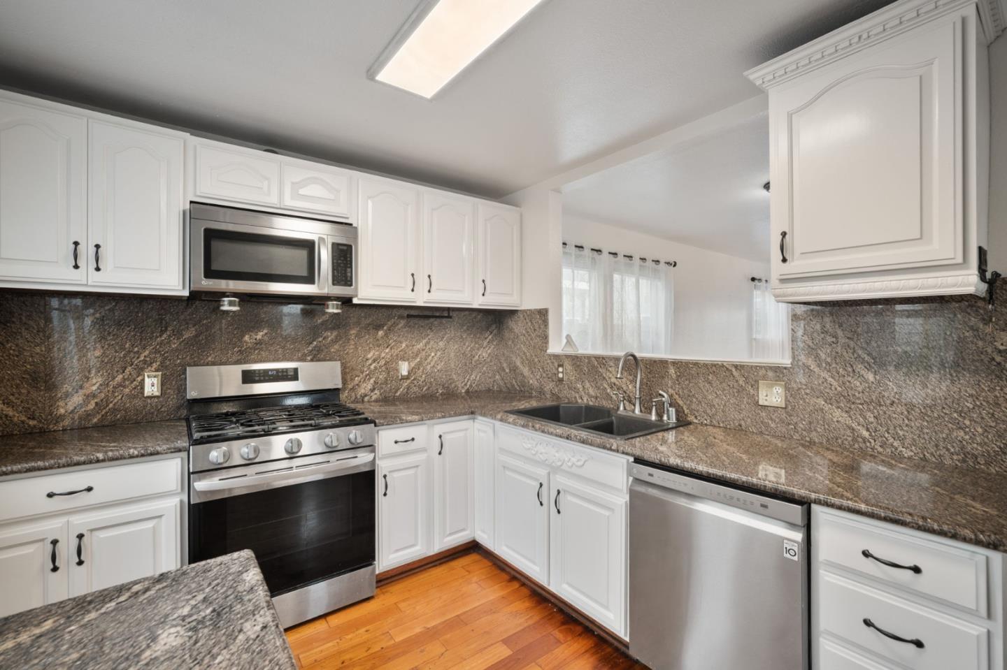 Detail Gallery Image 9 of 25 For 10510 East Ct, Oakland,  CA 94603 - 4 Beds | 1/1 Baths