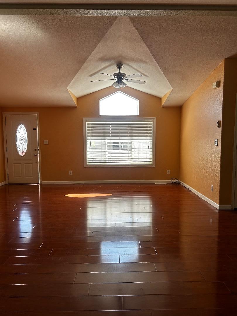 Detail Gallery Image 3 of 13 For 49 Blanca Ln #512,  Watsonville,  CA 95076 - 3 Beds | 2 Baths