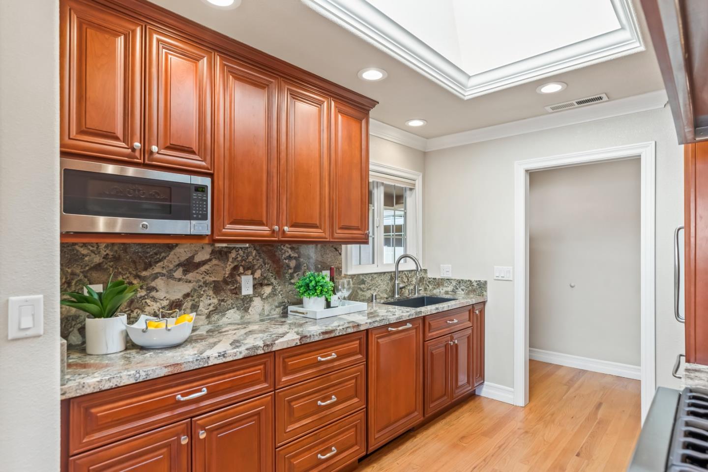 Detail Gallery Image 14 of 32 For 187 Sunset Ave, Sunnyvale,  CA 94086 - 4 Beds | 2 Baths