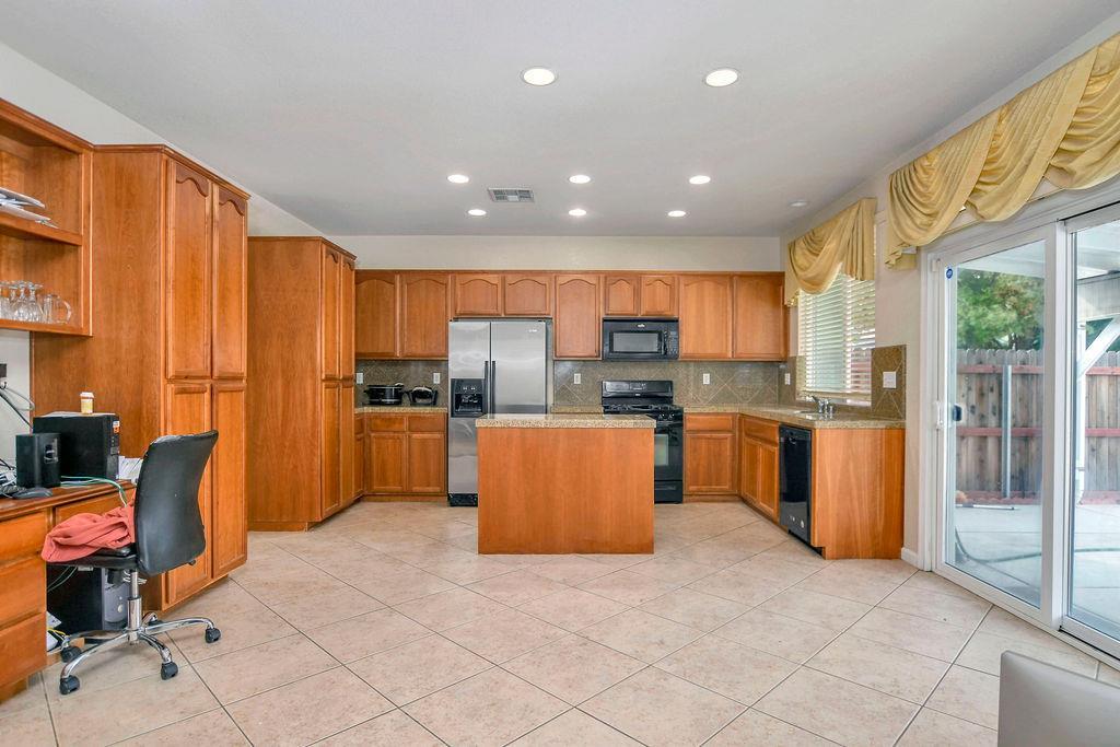 Detail Gallery Image 8 of 28 For 3605 Gloria Ct, Stockton,  CA 95205 - 5 Beds | 3 Baths