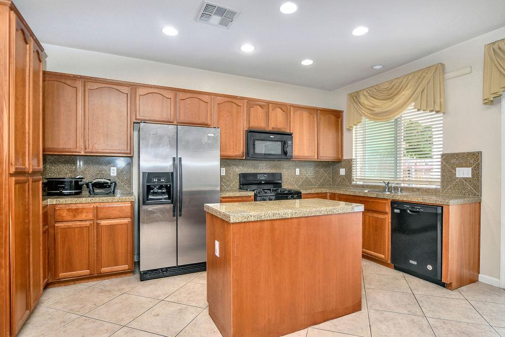 Detail Gallery Image 9 of 28 For 3605 Gloria Ct, Stockton,  CA 95205 - 5 Beds | 3 Baths