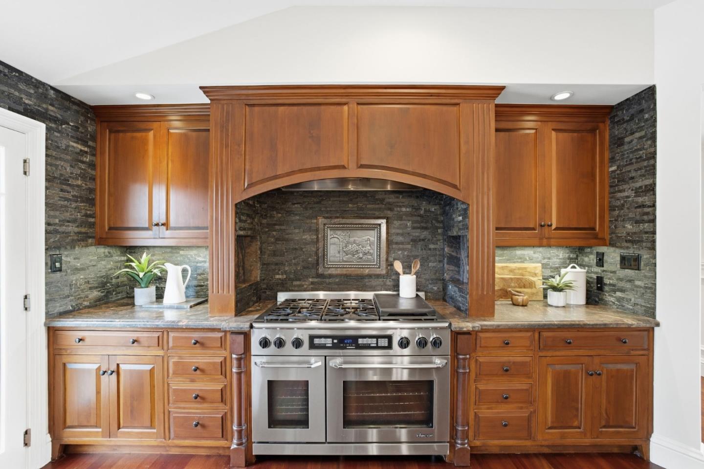 Detail Gallery Image 23 of 47 For 10 Alderlee Way, San Carlos,  CA 94070 - 5 Beds | 4/1 Baths